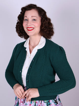Sød og feminin kabelstrikket 1940’er cardigan – Merino – Smaragdgrøn  – Astrid