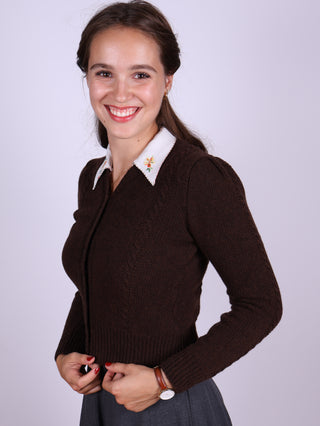Sød og feminin kabelstrikket 1940’er cardigan – Merino – Meleret mørkebrun  – Astrid