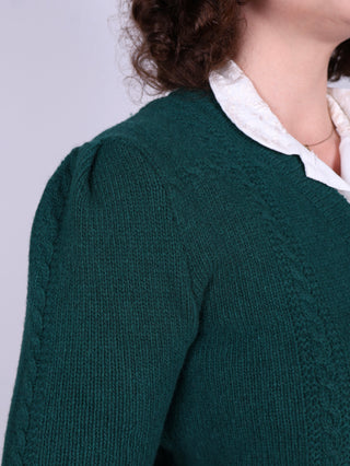 Sød og feminin kabelstrikket 1940’er cardigan – Merino – Smaragdgrøn  – Astrid
