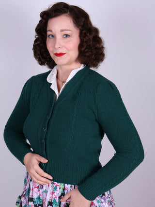Sød og feminin kabelstrikket 1940’er cardigan – Merino – Smaragdgrøn  – Astrid