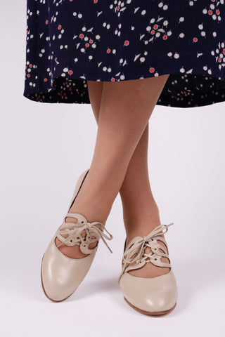 1930s everyday lace-up pumps - Off-White - Eva