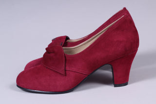 1940'er vintage style pumps i ruskind med roset - Bordeaux rød  - Luise