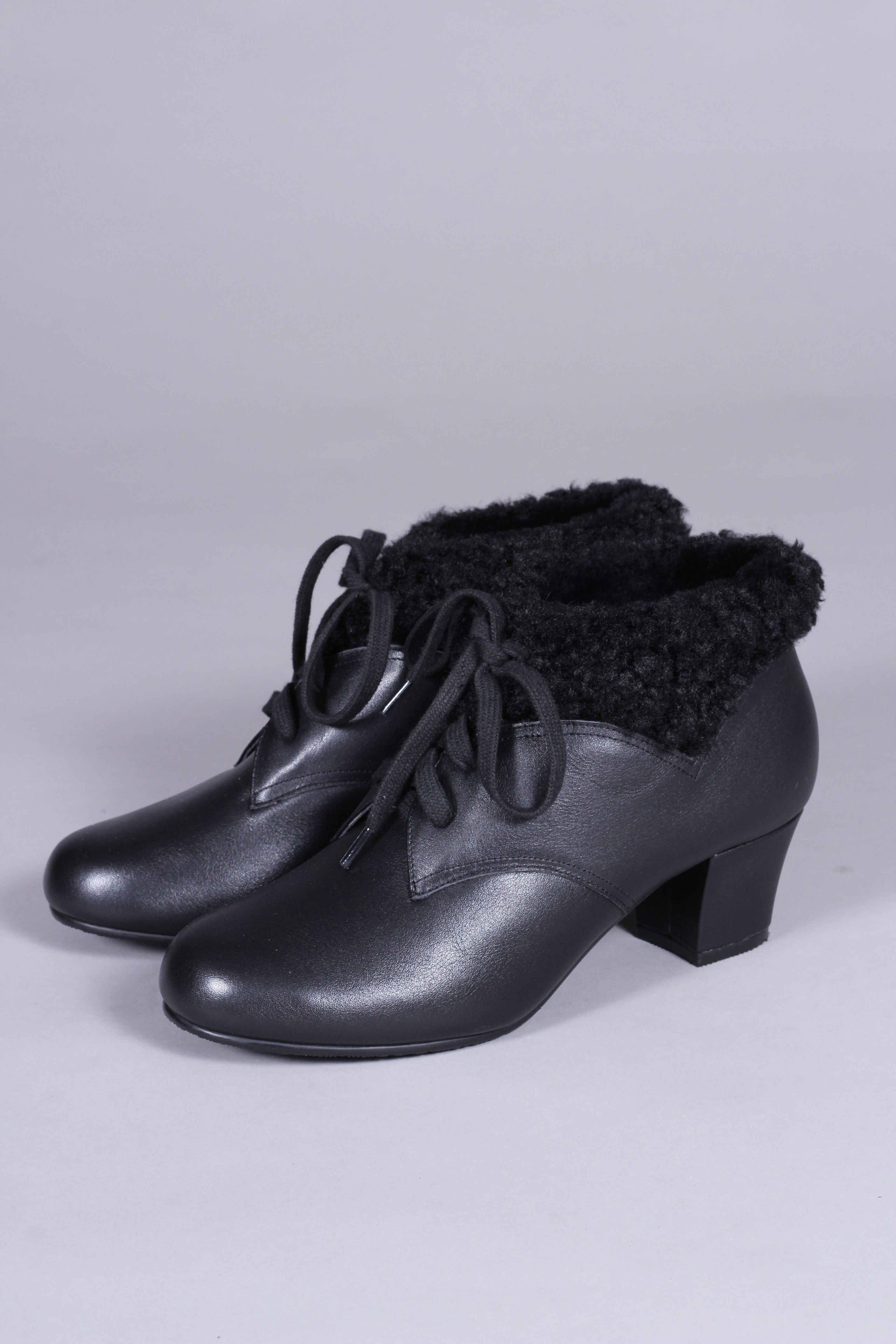 1940er / 1950er style snørestøvle med foer af uld- sort - Karin