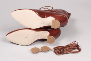 Feminine soft Edwardian style boot with pompadour heel, 1900 - 1915 - Cognac brown - Rose - memery