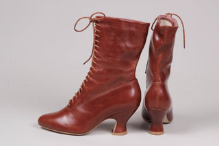 Feminine soft Edwardian style boot with pompadour heel, 1900 - 1915 - Cognac brown - Rose - memery
