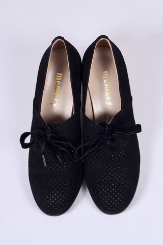 1940'er pumps i ruskind med snøre og hulmønster - Sort - Esther